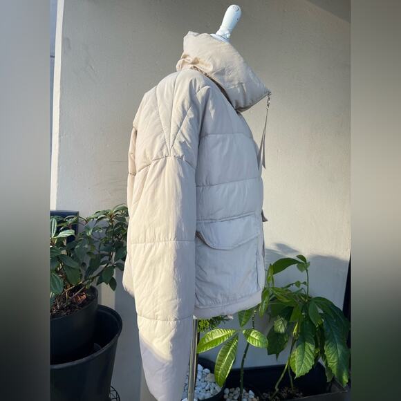 ☘️ Sinsay Short Puffer Jacket with Zip Collar and Patch Pockets in Cream Color - Picture 9 of 14